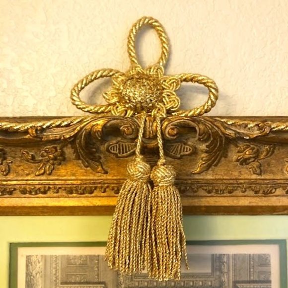 NWT Metallic Gold Accent Rope & Tassel Picture Bow